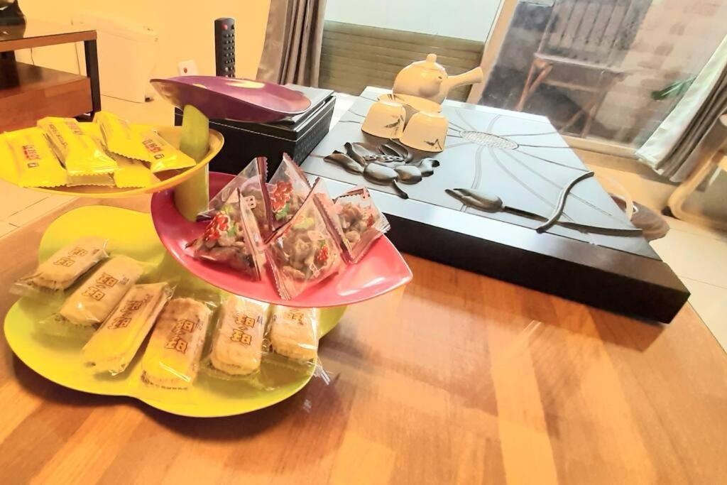 花的家 高鐵左營站前2號出口高鐵路步行3分鐘 最多6位可入住 3間卧房 月租長租 كاوشيونغ المظهر الخارجي الصورة