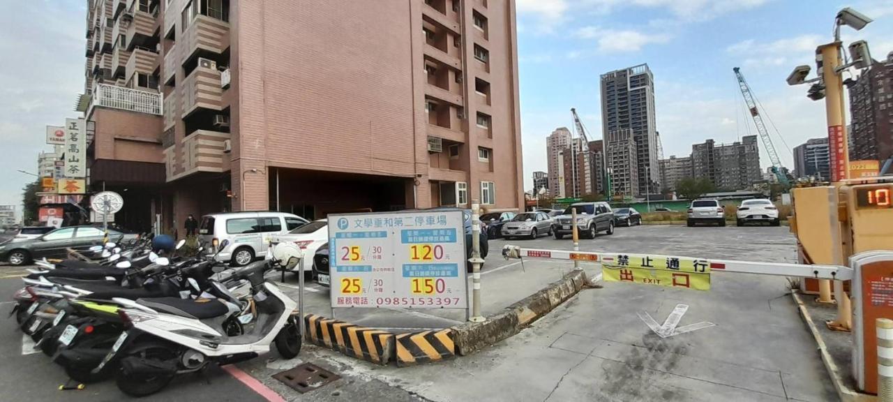 花的家 高鐵左營站前2號出口高鐵路步行3分鐘 最多6位可入住 3間卧房 月租長租 كاوشيونغ المظهر الخارجي الصورة