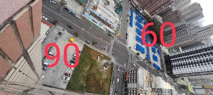 花的家 高鐵左營站前2號出口高鐵路步行3分鐘 最多6位可入住 3間卧房 月租長租 كاوشيونغ المظهر الخارجي الصورة